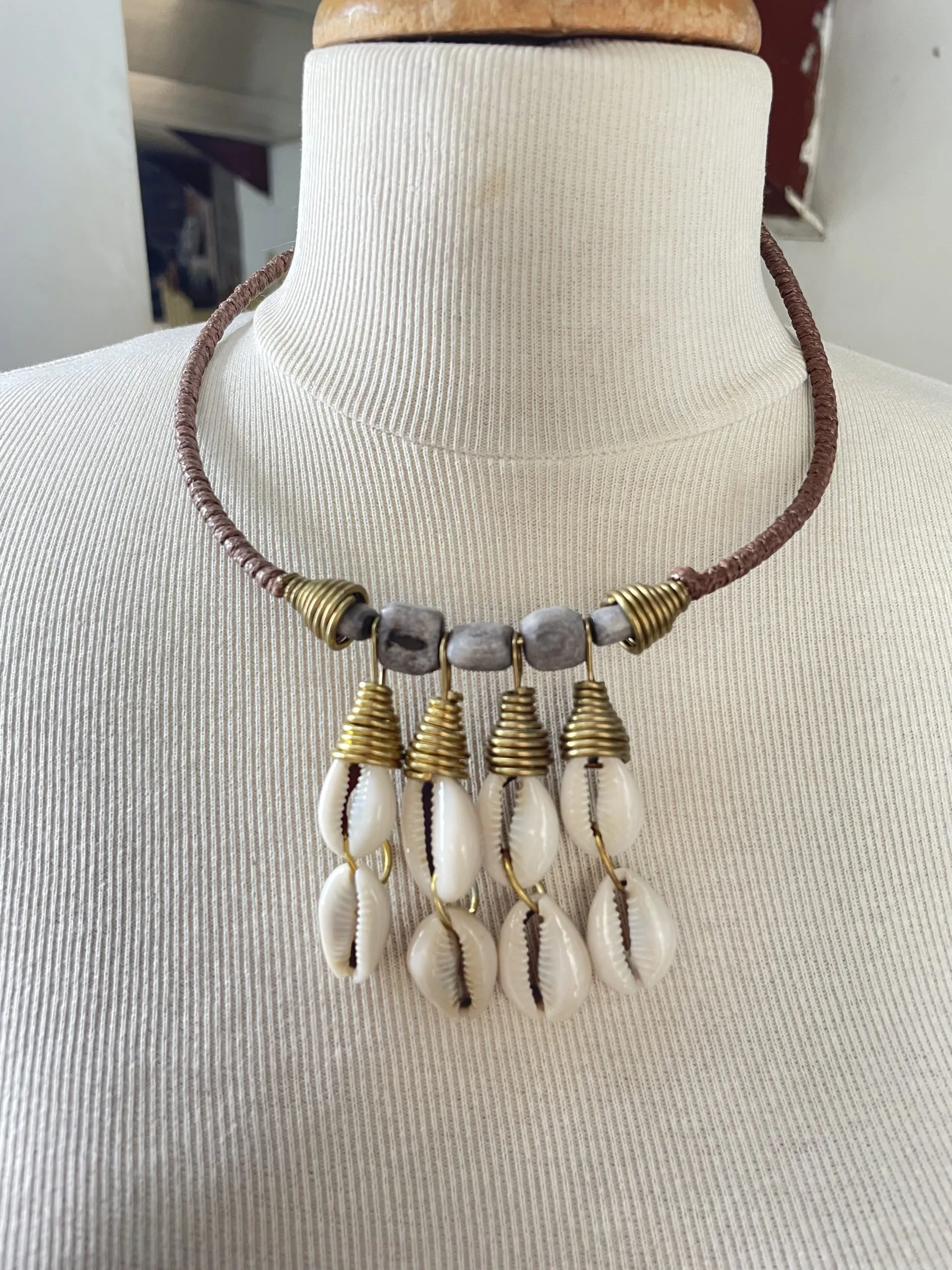 Collier coquillages - Ressourcerie Histoires Sans Fin