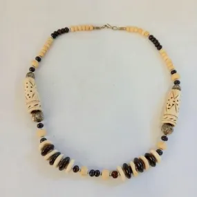 Collier noir et blanc en bois
