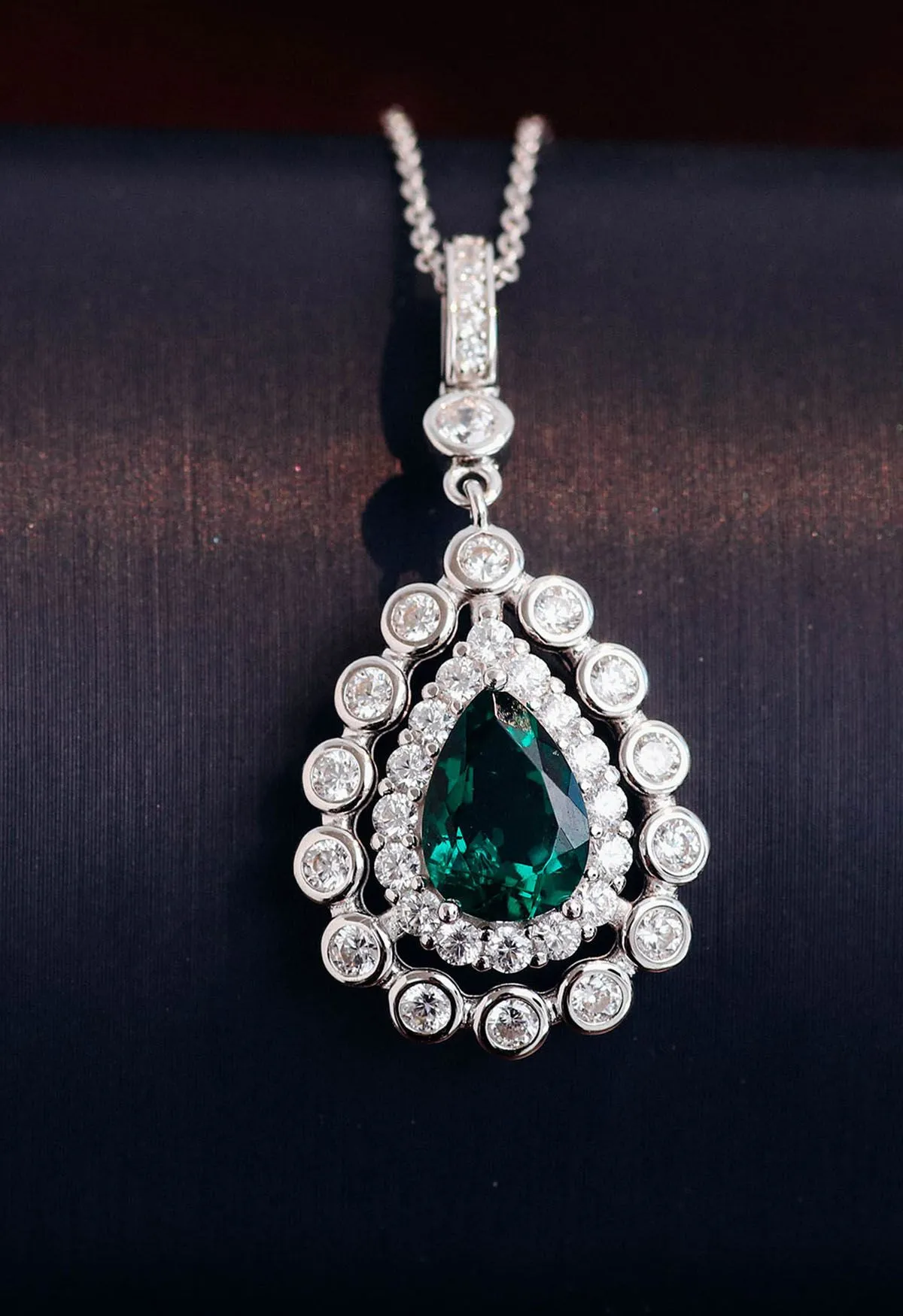 Collier Poire Émeraude Gemme Garniture Diamants