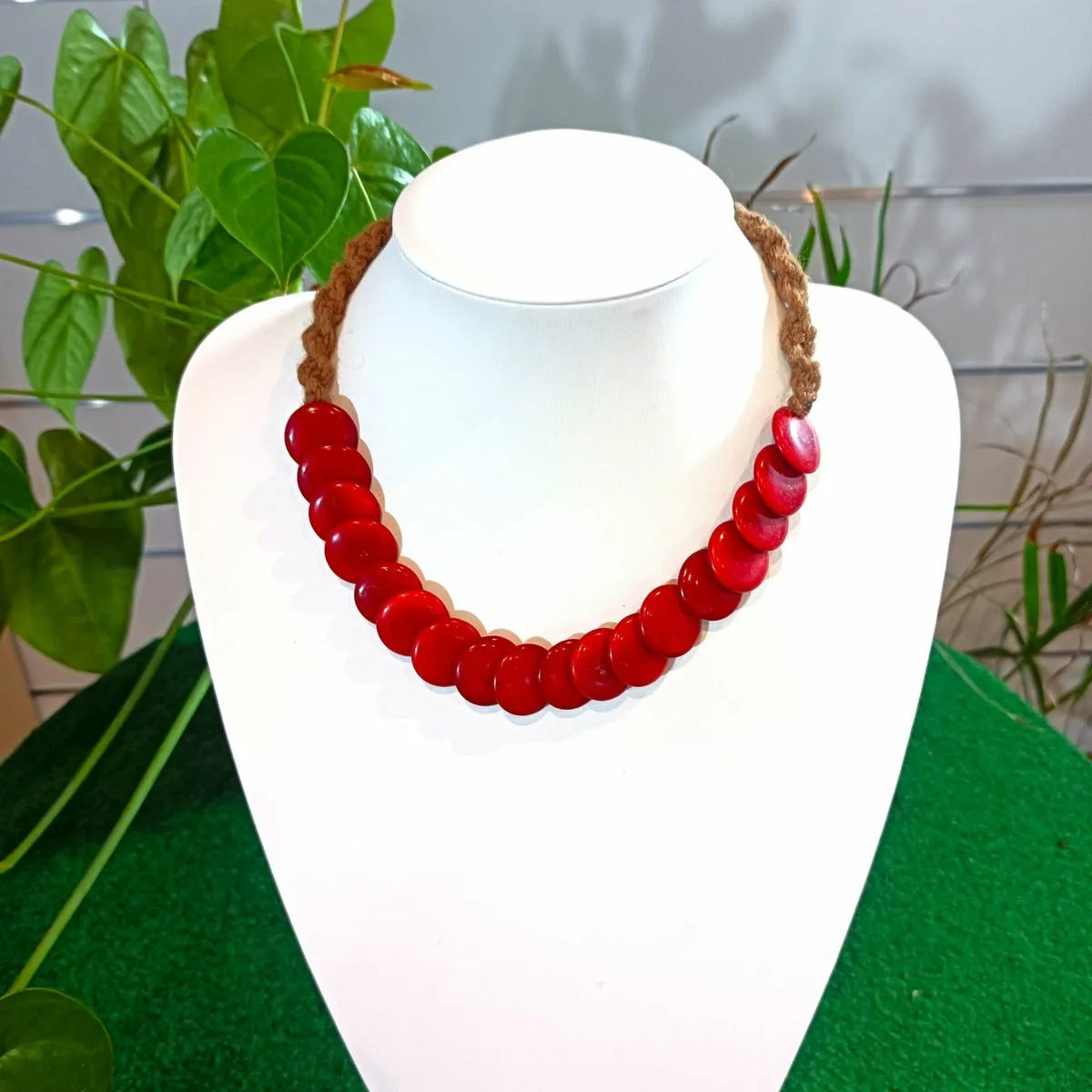 Collier Rinata rouge en ivoire végétal