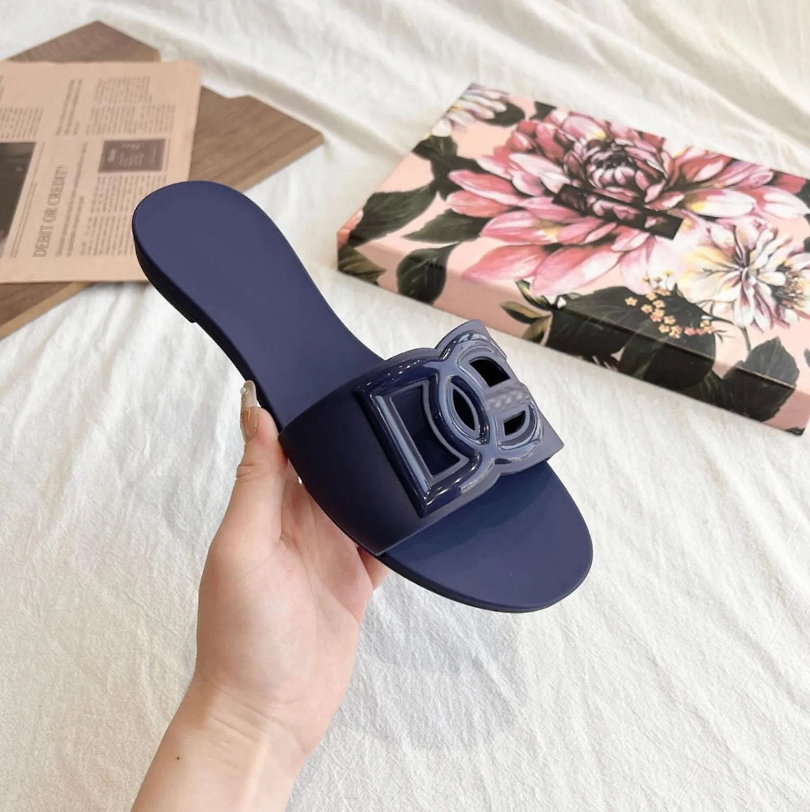 Nouvelle Sandales Décontractées Dété Pour Femmes Chaussures De Gelée Imperméable Plage Antidérapant Des Pantoufles À Fond Plates