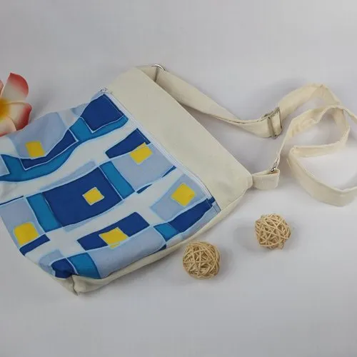 Sac bandoulière en tissu écru et bleu